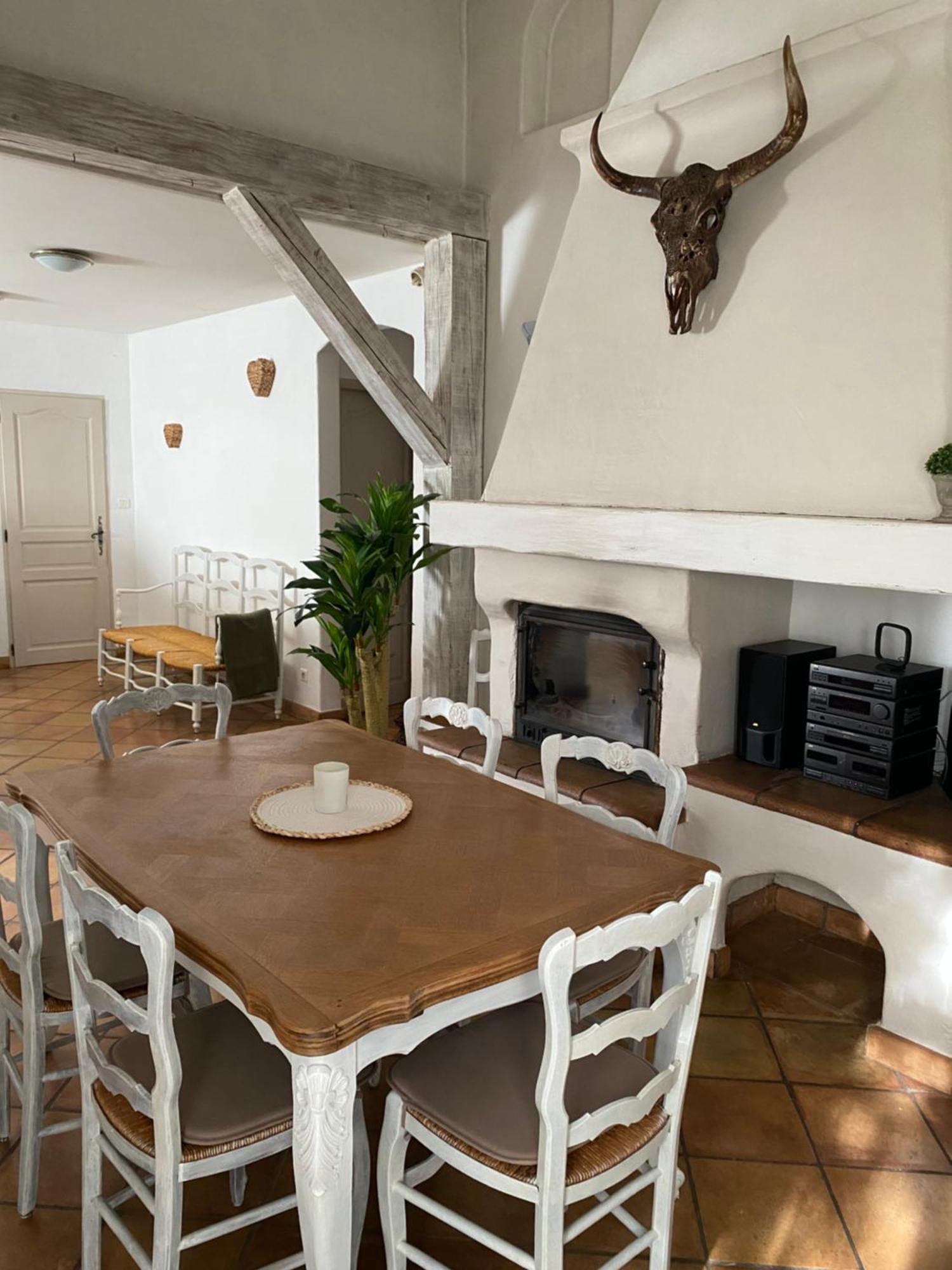 Maison Dans Village Calme Arles Exterior photo